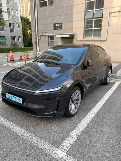 Tesla Model Y · 2025 год