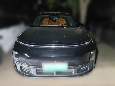 Li Auto L8 2023, 49100 км, за 208622.88 CNY