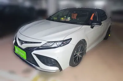 Toyota Camry · 2023 год