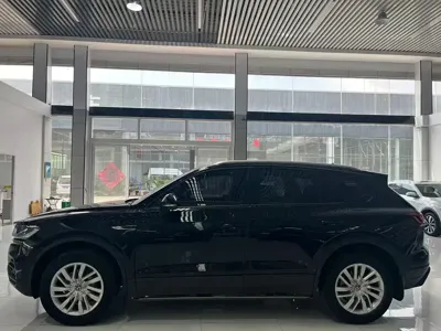 Volkswagen Touareg 2021, 110000 км, за 188000 CNY