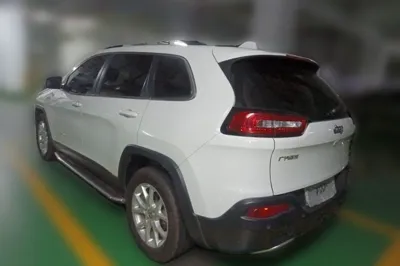 Jeep Cherokee 2017, 61700 км, за 44481.72 CNY