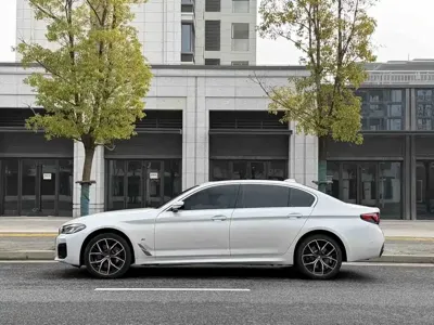 BMW 5 Series 2023, 30000 км, за 227300 CNY