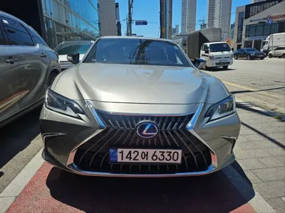 Lexus ES · 2022 год