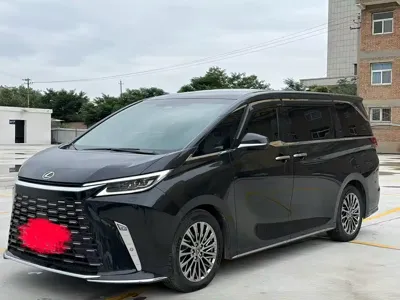 Lexus LM · 2025 год