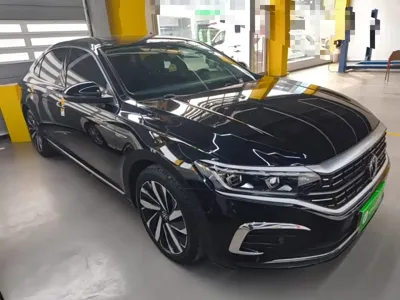 Volkswagen Passat 2023, 60800 км, за 131100 CNY