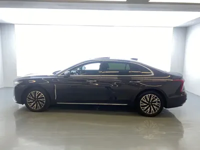 Hongqi Hongqi H5 2024, 12000 км, за 96800 CNY