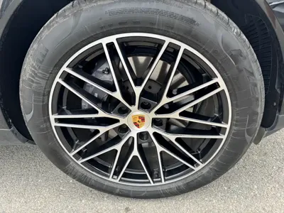 Porsche Cayenne 2023, 15000 км, за 608800 CNY - фото 4