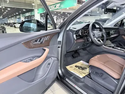 Audi Q7 2021, 52000 км, за 326000 CNY