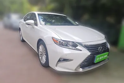 Lexus ES 2015, 81400 км, за 97667.21 CNY