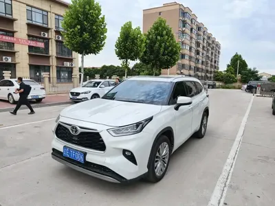 Toyota Highlander 2025, 25000 км, за 190799 CNY