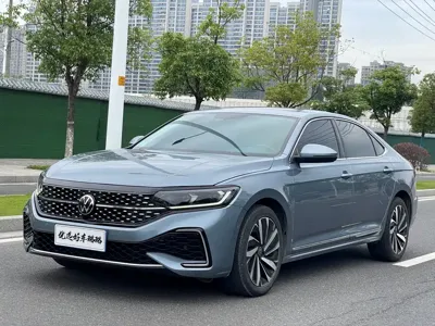 Volkswagen Passat 2022, 80000 км, за 85800 CNY