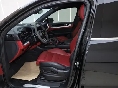 Porsche Cayenne 2024, 38000 км, за 698000 CNY