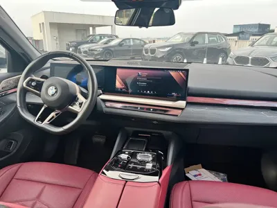 BMW 5 Series 2025, 3700 км, за 325800 CNY - фото 4