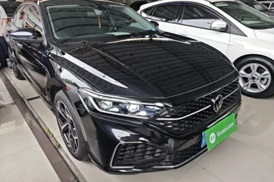 Volkswagen Passat 2023, 27000 км, за 142927.3 CNY