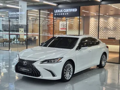 Lexus ES · 2023 год