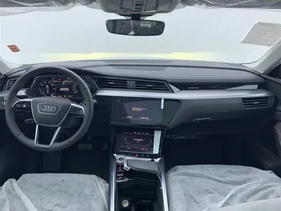 Audi e-tron 2026, 100 км, за 199800 CNY - фото 16