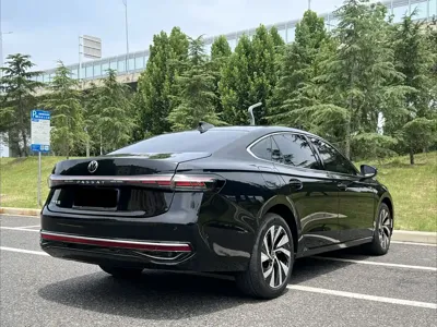 Volkswagen Passat 2025, 17000 км, за 123000 CNY