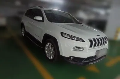 Jeep Cherokee 2017, 61700 км, за 44481.72 CNY