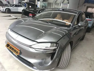 智界 Zhijie R7 · 2025 год