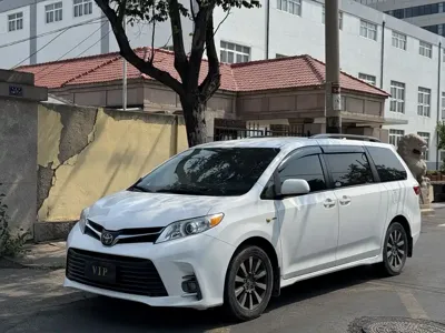 Toyota Sienna · 2019 год