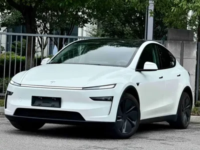 Tesla Model Y 2025, 17000 км, за 219800 CNY