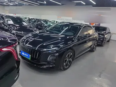 Hongqi Hongqi E-QM5 · 2023 год