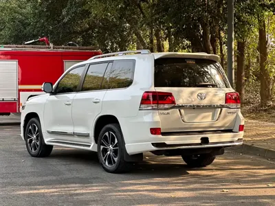 Toyota Land Cruiser 2020, 60000 км, за 795800 CNY