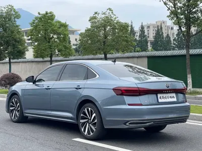 Volkswagen Passat 2022, 80000 км, за 85800 CNY - фото 7