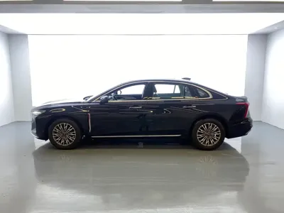 Hongqi Hongqi H5 2026, 5000 км, за 106800 CNY