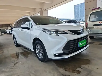 Toyota Sienna 2023, 72700 км, за 210100 CNY