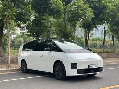 Li Auto Li MEGA 2025, 10000 км, за 396800 CNY - фото 3