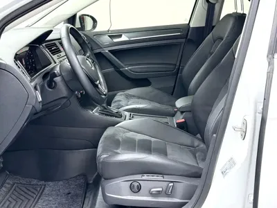 Volkswagen Golf 2019, 30000 км, за 61400 CNY