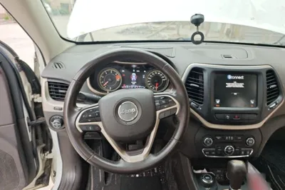 Jeep Cherokee 2017, 132000 км, за 53656.37 CNY - фото 8
