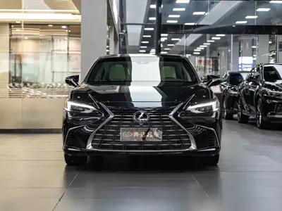Lexus ES 2025, 11000 км, за 372600 CNY