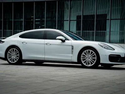 Porsche Panamera 2023, 30000 км, за 624300 CNY
