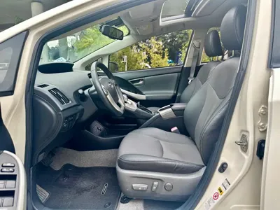 Toyota Prius 2013, 82300 км, за 63800 CNY