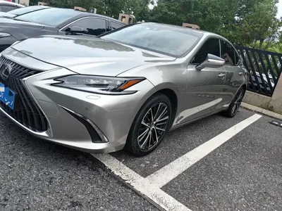 Lexus ES · 2022 год