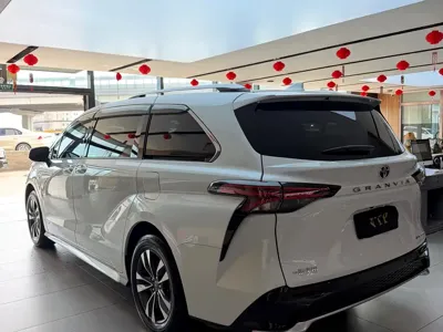 Toyota Granvia 2024, 28000 км, за 259800 CNY