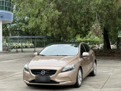 Volvo V40 · 2015 год