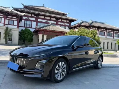Hongqi Hongqi E-QM5 · 2023 год