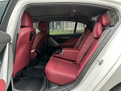 BMW 5 Series 2024, 27000 км, за 236800 CNY - фото 9