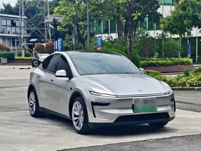 Tesla Model Y 2025, 22000 км, за 219800 CNY