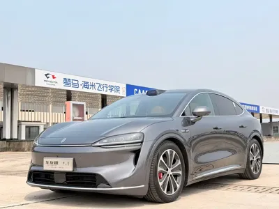 智界 Zhijie R7 · 2025 год