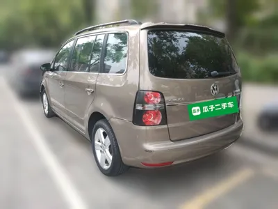Volkswagen Touran 2015, 95000 км, за 44356.57 CNY