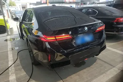 BMW 5 Series 2025, 7100 км, за 322917.14 CNY