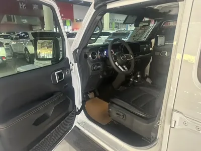 Jeep Wrangler 2024, 13200 км, за 326300 CNY - фото 12