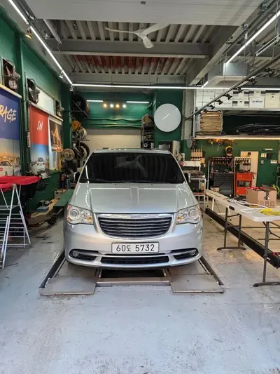 Chrysler Grand Voyager 2011, 127000 км, за 8900000 KRW