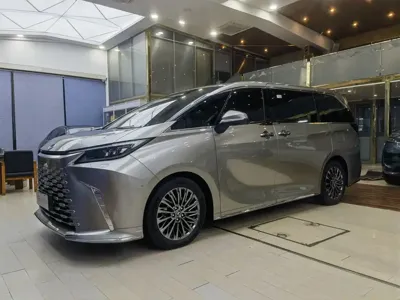Lexus LM · 2024 год
