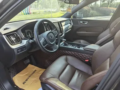 Volvo XC60 2021, 97000 км, за 117200 CNY