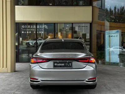 Lexus ES 2025, 5000 км, за 218000 CNY